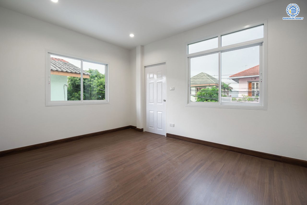 บ้านมือสองตกแต่งใหม่ หลักสี่แลนด์ ดอนเมือง บ้านแฝดหลังใหญ่ เนื้อที่ 35 ตร.ว. ฟังก์ชัน 3 ห้องนอน 2 ห้องน้ำจอดรถได้ 1 คัน บนทำเลดีที่สุด ใกล้สนามบินดอนเมือง ทางด่วน "ศรีสมาน" และรถไฟฟ้าสายสีแดง "สถานีการเคหะ"...